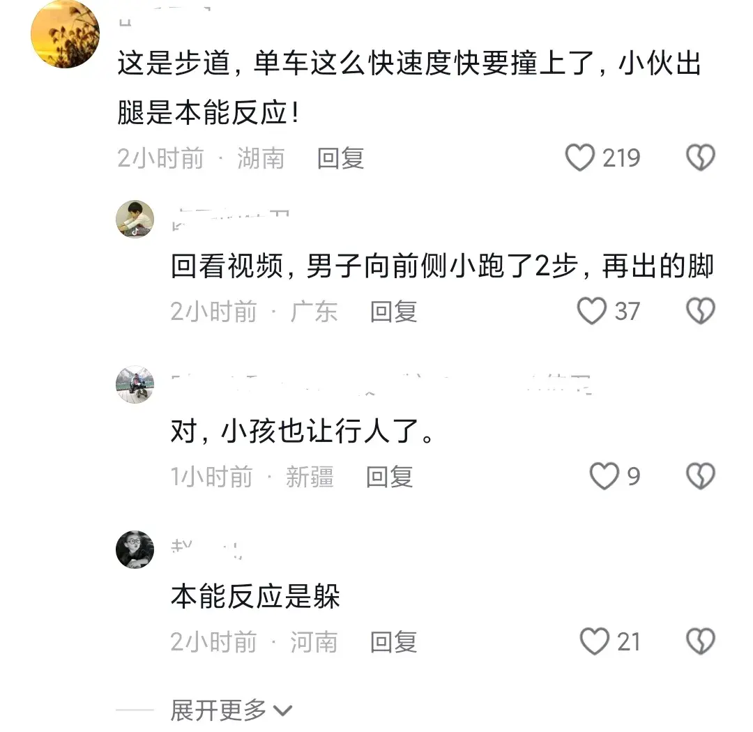 近日，据媒体报道在福建泉州，一位小男孩正在小区楼下骑着自行车，看上去十分高兴，骑得速度有点快。就在一个转弯后，路边一个打着电话的红衣男子突然快步上前一脚就踢在了男孩的自行车上，男孩把握不住方向摔倒在了路边，还好从监控中来看男孩爬了起来好像并无什么大碍。(图2)