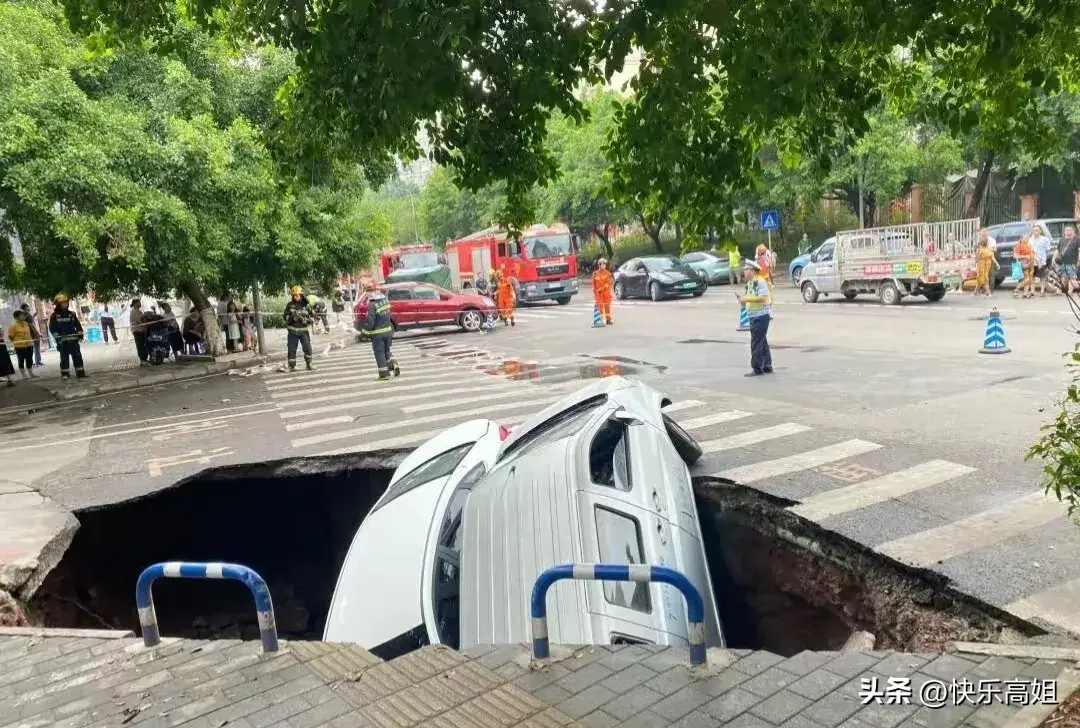 重庆九龙坡：轿车骤陷路面大坑，惊险一幕引关注(图3)