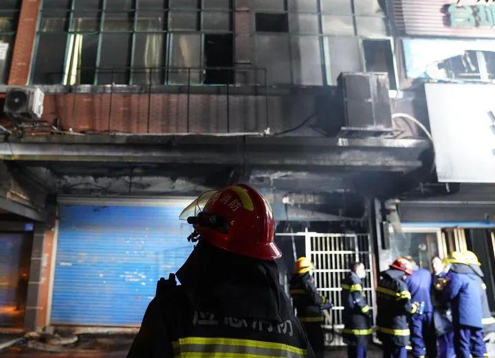 1月24日下午，江西新余市渝水区一临街店铺发生火灾，导致39人遇难，9人受伤。(图2)